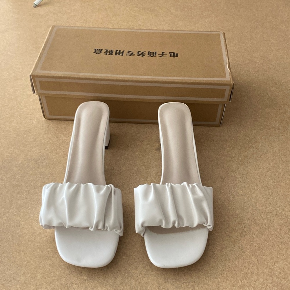 NWB Women’s white heel sandals size 9